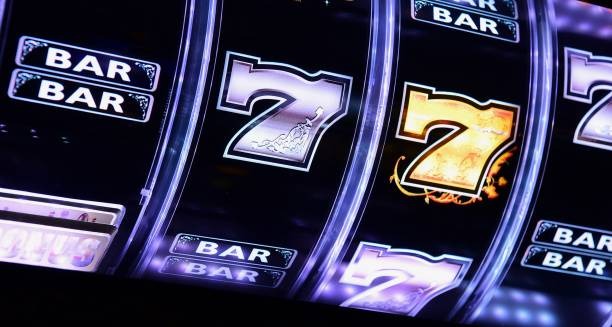 7evenluck app showing live blackjack and roulette tables with real dealers